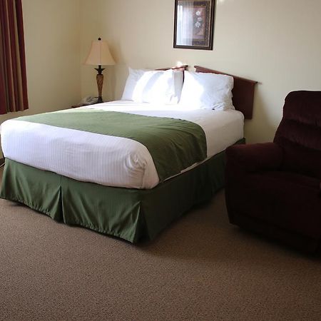 The Edgewood Hotel And Suites Fairbury Exterior foto