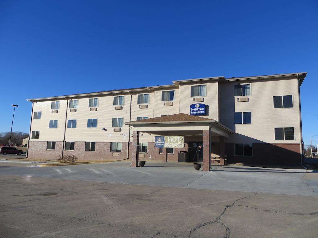 The Edgewood Hotel And Suites Fairbury Exterior foto