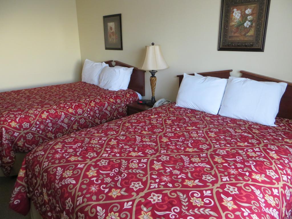 The Edgewood Hotel And Suites Fairbury Habitación foto