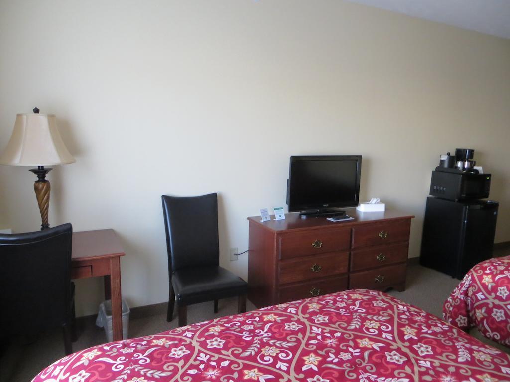 The Edgewood Hotel And Suites Fairbury Habitación foto