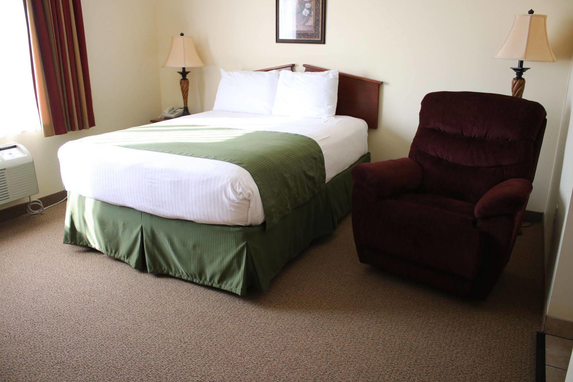 The Edgewood Hotel And Suites Fairbury Exterior foto