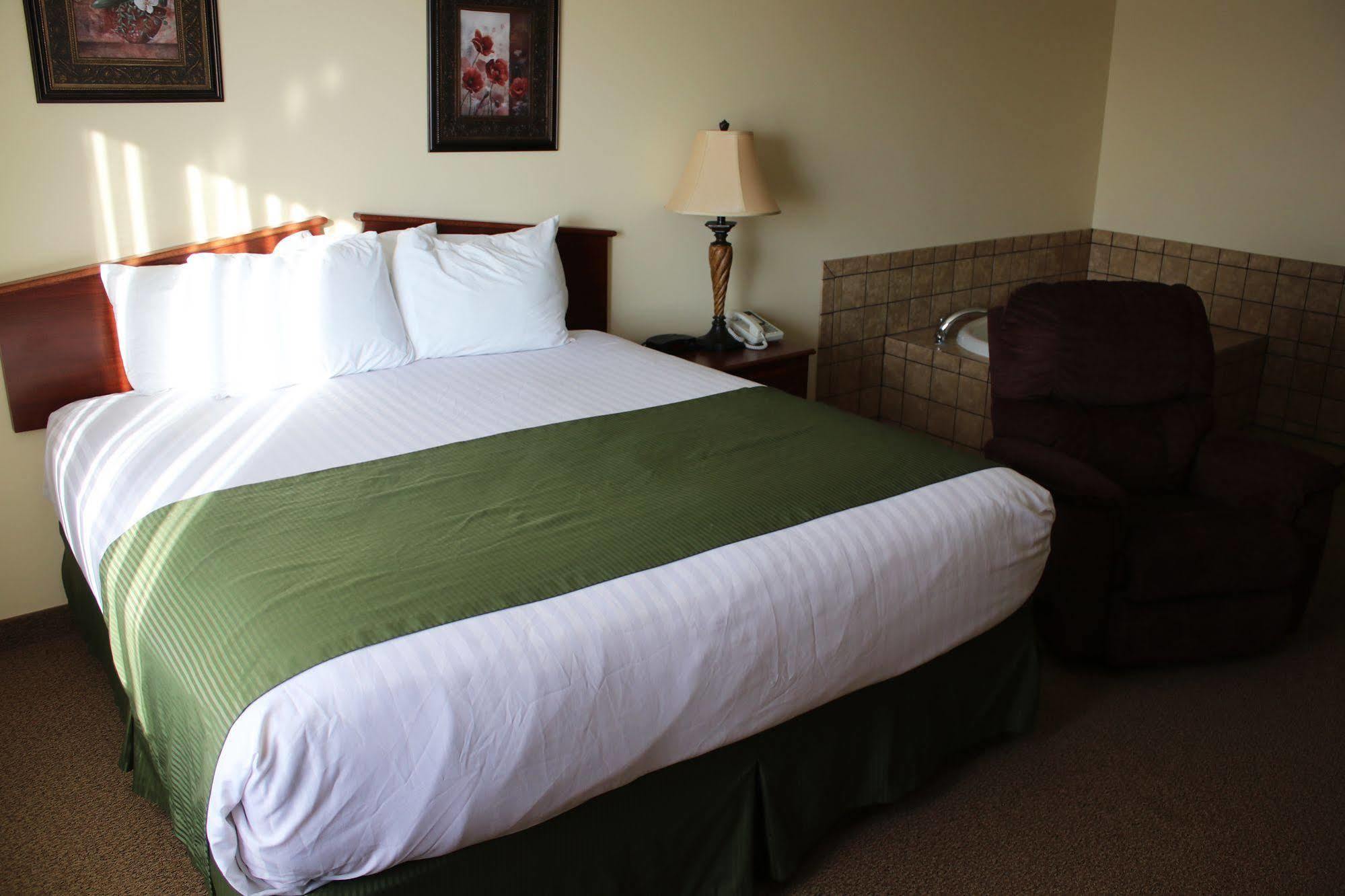 The Edgewood Hotel And Suites Fairbury Exterior foto