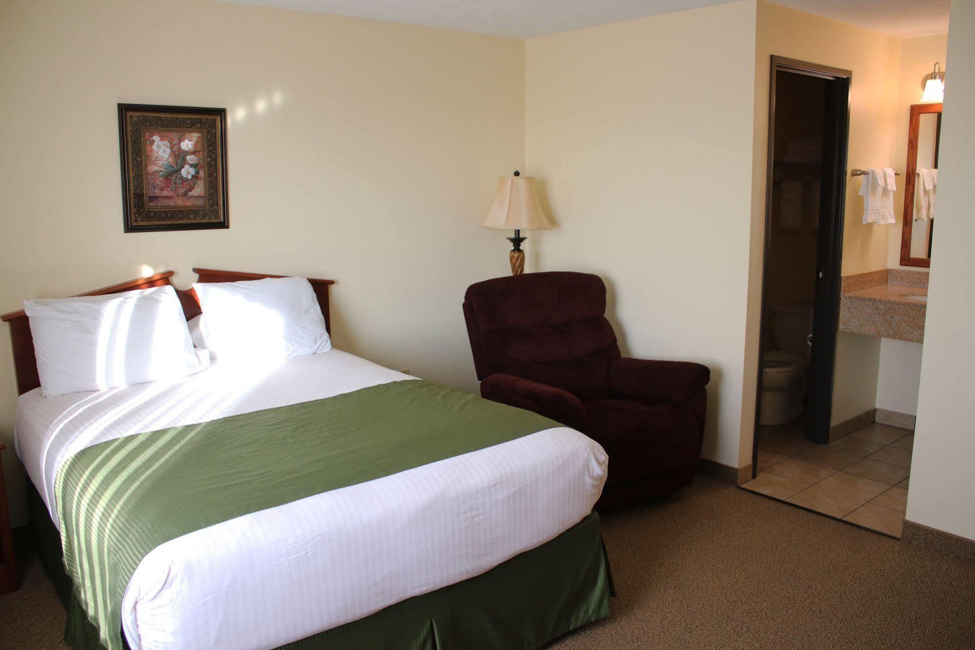 The Edgewood Hotel And Suites Fairbury Exterior foto