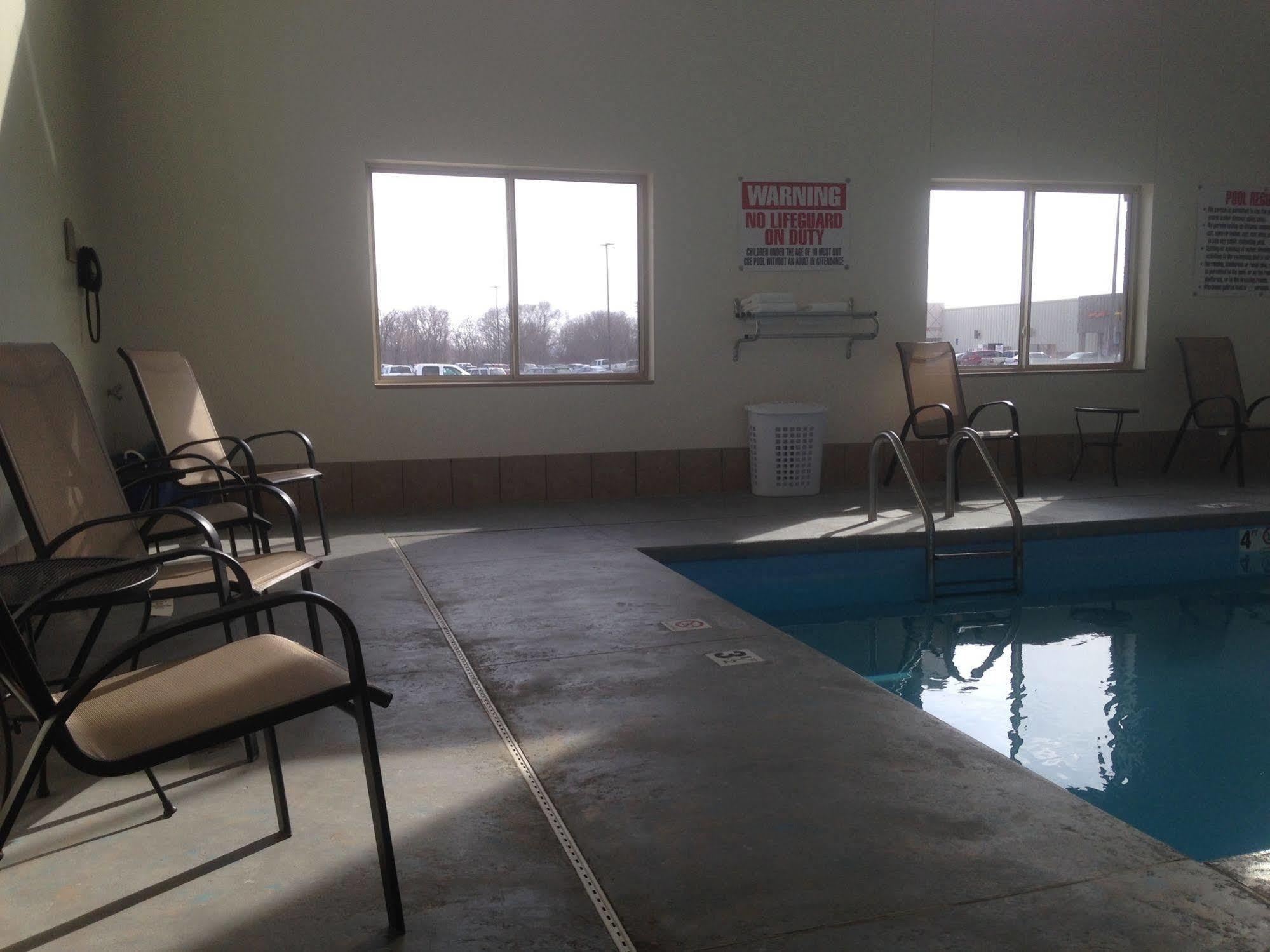 The Edgewood Hotel And Suites Fairbury Exterior foto