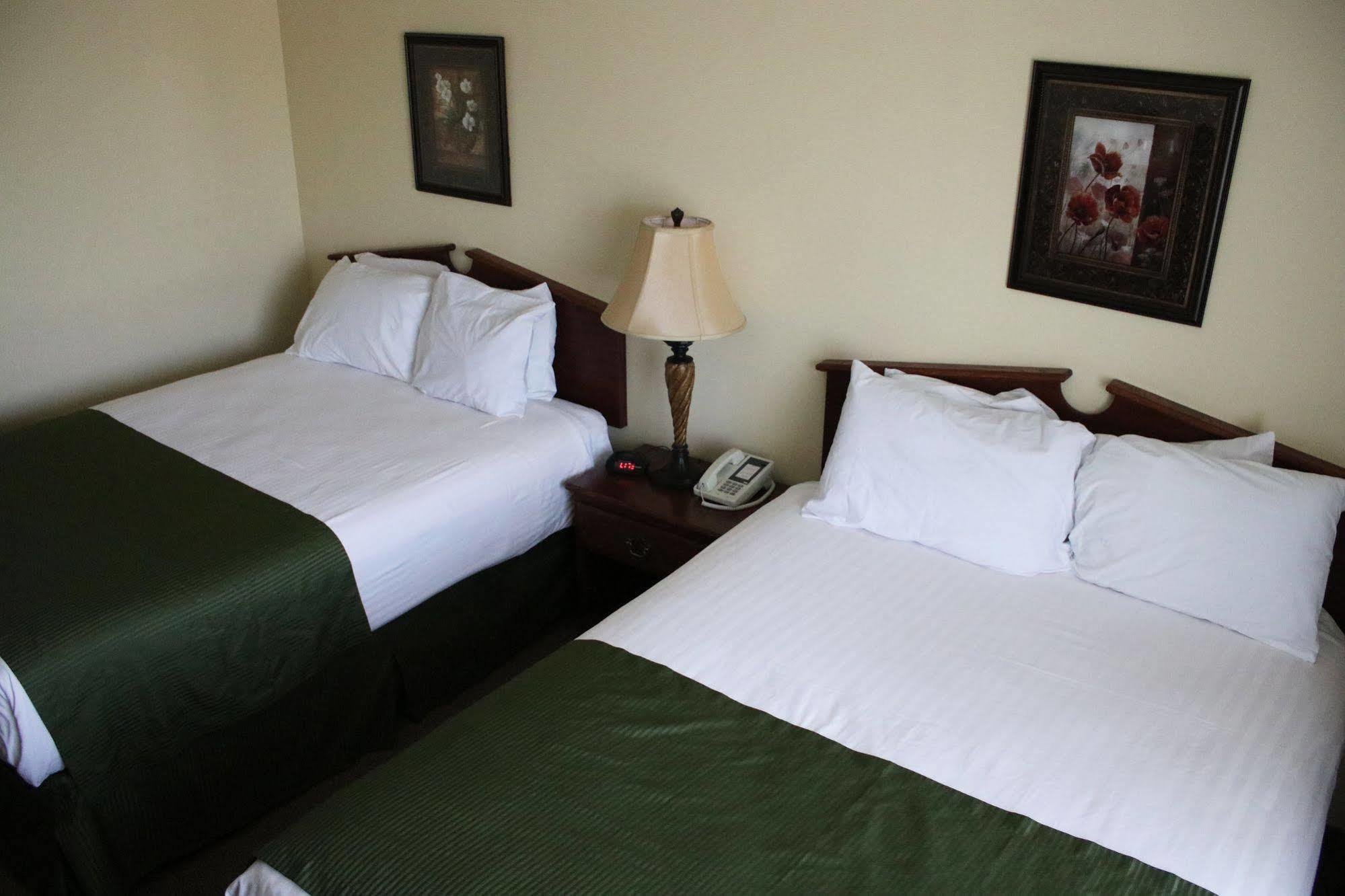 The Edgewood Hotel And Suites Fairbury Exterior foto