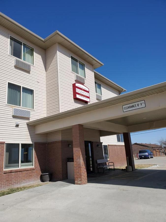 The Edgewood Hotel And Suites Fairbury Exterior foto